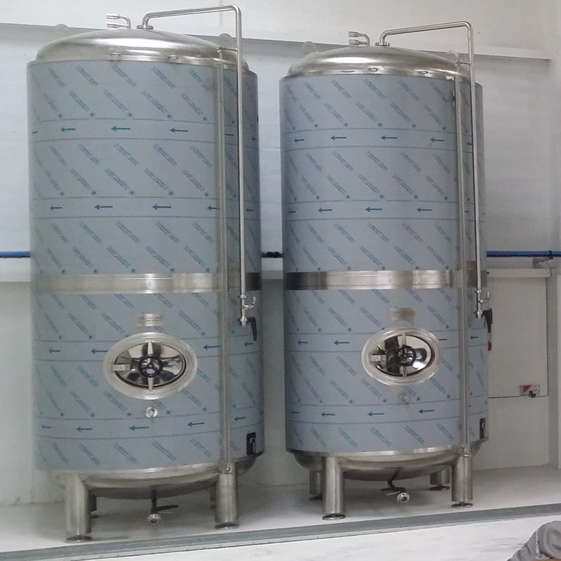 成熟-明亮的啤酒罐水平- 4000 l - 800 x800